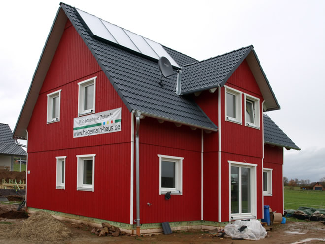 Bauherrenbericht Haustyp Fuges mit Schwedenhausfassade, weiße Faschen um Fenster und Haustür